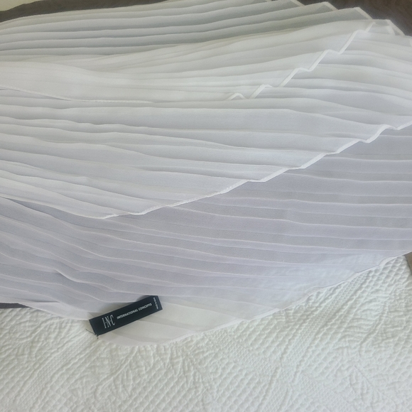 NEW Gorgeous I.N.C scarf with beautiful pearl and bead details - Picture 5 of 9